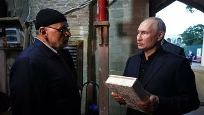 باحتضانه المصحف الشريف.. الأزهر يشيد بموقف بوتين 