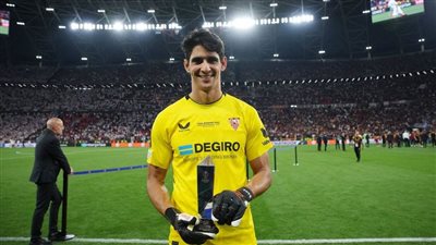 ياسين بونو يحتفل بعيد الأضحى مع عمرو دياب وأبو هشيمة (صور)