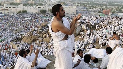  تصدرت العطور الزيتية إلى جانب السُبح وسجادة الصلاة.. أبرز مشتريات الحجاج قبل المغادرة؟