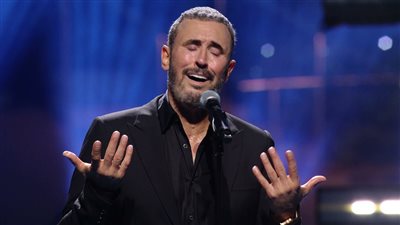 إحدى المُعجبات خلال حفل كاظم الساهر في دبي تثير الجدل بموقف غريب (تصرف مفاجئ من الاخير)