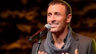 بعدما قامت إحدى معجباته بإلقاء مسبحة عليه.. كيف رد كاظم الساهر عليها أثناء حفله الغنائي؟