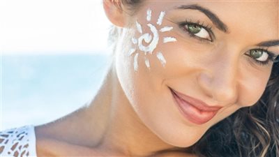روتين العناية بالبشرة في الصيف بـ 15 خطوة.. حيل تجميلية وأخرى صحية