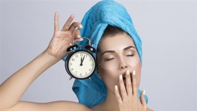 4 نصائح للبشرة قبل النوم.. خطوات ذهبية وماسك تفتيح اختياري 