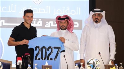 ترحاب خاص.. صورة حمدي فتحي تزين برج الشعلة في العاصمة القطرية