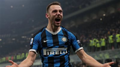 رسميًا.. إنتر ميلان يعلن تمديد عقد مدافعه الهولندي دي فري