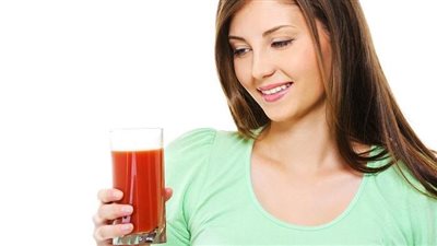 6 مشروبات تخفض الدهون الثلاثية أبرزها عصير التوت والطماطم