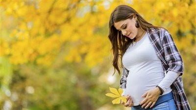 10 أعشاب آمنة للحامل تعالج نزلات البرد والمغص.. تناوليها باعتدال