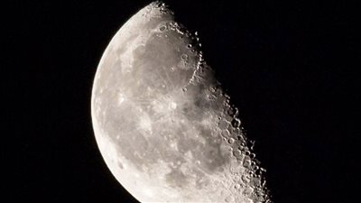 السعودية.. فلكية جدة ترصد القمر في طور التربيع الأخير