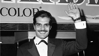 حصد جائزتين لجولدن جلوب.. من هو عمر الشريف ؟ (مسيرته الفنية من البداية والنهاية)