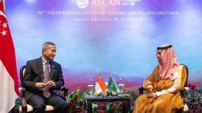  وزير الخارجية السعودي يلتقي نظيره السنغافوري