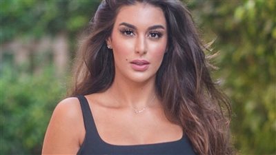 ارتدت قميصا باللونين الأبيض والفوشيا.. ياسمين صبري تتصدر التريند بصور جديدة