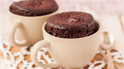 كيكة المايكرويف دون بيض.. ثلاث وصفات لكيك سريع في 3 دقائق فقط