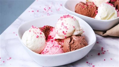 بالتزامن مع يومه العالمي.. طريقة عمل الآيس كريم في الخلاط بنكهات مختلفة