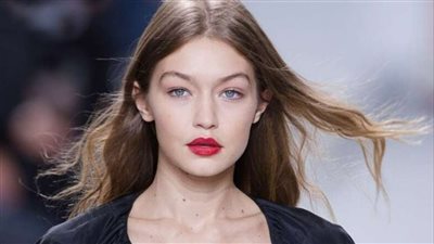 رد فعل غير متوقع.. كيف تعاملت عارضة الأزياء جيجي حديد مع خبر القبض عليها؟ (صورة)