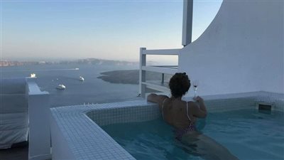 ارتداء كاش مايوه على شكل تنورة.. إطلالة جريئة بملابس البحر للنجمة ميريام فارس