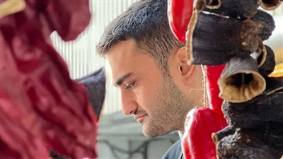 تبدو عليه ملامح الحزن والحسرة.. فيديوهات توثق أول ظهور للشيف التركي بوراك بعد أزمته مع والده