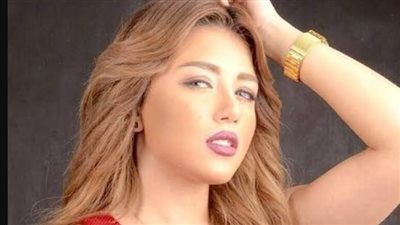 ترتدي ملابس صيفية بيضاء اللون.. إطلالة جديدة للنجمة 