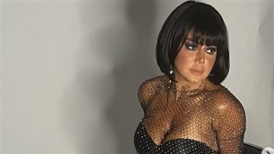 مرتدية فستان جرئ أسود اللون مكشوف الأكتاف.. رانيا يوسف تتصدر التريند بصور جديدة (شاهد)