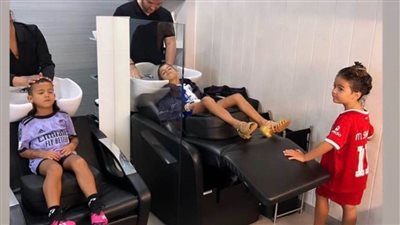شاهد.. جورجينا تنشر صورة ابنة رونالدو بقميص محمد صلاح