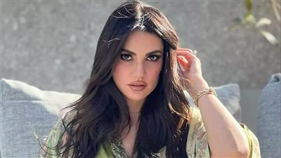 من دفتر يومياتها.. النجمة التونسية درة ترتدي فستانًا مكشوف الظهر باللون الأخضر (صور)