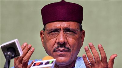 النيجر.. الحرس الرئاسي يحتجز رئيس البلاد في قصره