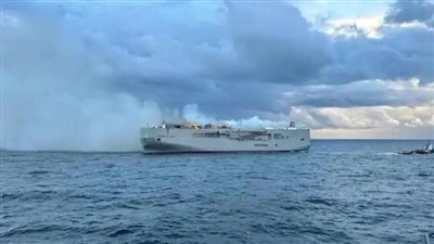 حريق ضخم في البحر يلتهم آلاف السيارات القادمة لمصر من ألمانيا.. القصة الكاملة