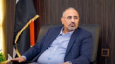 نائب رئيس مجلس القيادة الرئاسي باليمن يطلع على سير العمل في شركة الاستثمارات النفطية والمعدنية (صور)