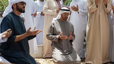 شاهد.. تأثر الرئيس الإماراتي خلال مراسم دفن جثمان أخيه سعيد بن زايد