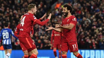 نجم ليفربول Liverpool محمد صلاح في صورة تجمعه بهندرسون: لقد كان من العظيم أن تكون قائد فريقنا