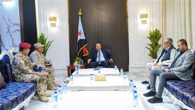  نائب رئيس مجلس القيادة الرئاسي باليمن يطلع على موقف القوات العسكرية في الجبهات الحدودية بمحافظة أبين