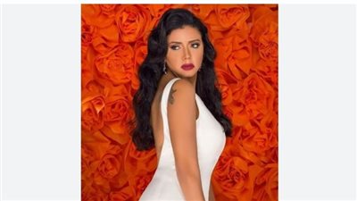 بإطلالة صيفية جريئة مع غروب الشمس.. 