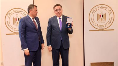 دولة كازاخستان تكرم وزير السياحة والآثار وتمنحه وسام شفاعة