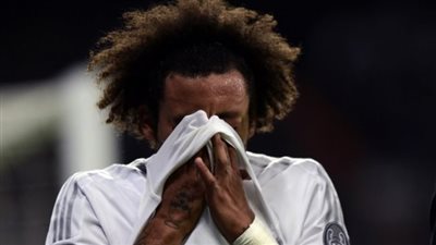 يذرف الدموع.. فيديو يوثق لحظة تأثر 