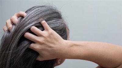 أسباب ظهور الشعر الأبيض في العشرينات.. 6 عوامل محفزة بعضها خطير 