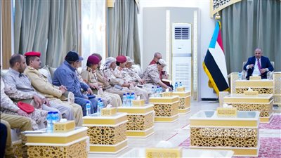 أثناء اجتماعا للقادة العسكريين بعدن.. 