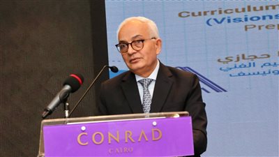 وزي التربية والتعليم يوجه بدمج التكنولوجيا في عرض التجارب العلمية للمناهج الدراسية 