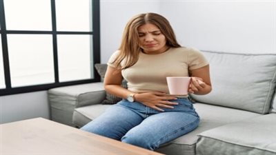 5 مشروبات لعلاج وجع البطن.. وطرق أخرى لتطهير المعدة