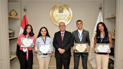 مصر.. وزير التربية والتعليم يكرم الطلاب الأوائل بمدارس النيل المصرية الدولية للمرحلة الثانوية