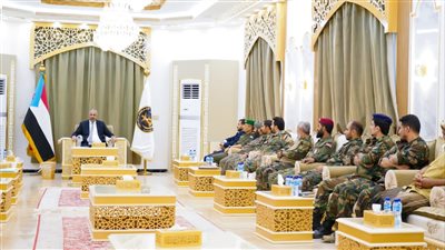 أثناء اجتماعا للقادة العسكريين.. الزُبيدي يشيد بالتضحيات التي تقدمها القوات المُسلحة الجنوبية باليمن بمحافظة لحج (صور)