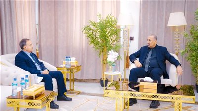 الزُبيدي يطّلع على أسباب تأخر العمل في مشروع المستشفى الجامعي بالعاصمة عدن