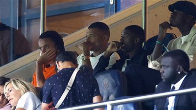 رغم الأزمات والاستبعاد.. مبابي يظهر ضاحكا بجوار ديمبلي في المدرجات (فيديو)