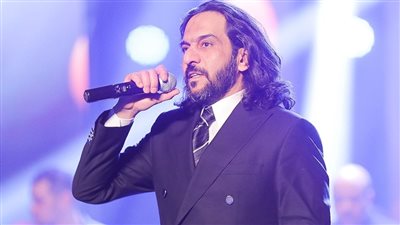 يبدأها بأغنية 