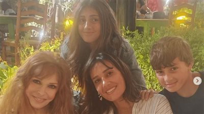 حلا شيحة تنشر صورة لها مع الفنانة نيللي في أحدث ظهور لها من أحد المطاعم في القاهرة