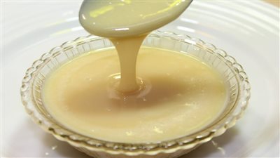 طريقة عمل الحليب المكثف المحلى بمكونين فقط.. ووصفة آيس كريم باستعماله