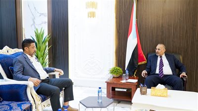 الزُبيدي يطّلع على خطط وبرامج قيادة انتقالي أبين لتطبيع الحياة بالمنطقة الوسطى