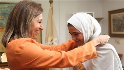 وزيرة الثقافة تُكرم الطفلة 