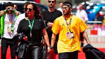 بالنقاب.. والدة نيمار تخطف الأنظار في أول ظهور بالسعودية (صور)