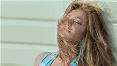 بعد إطلالة شبابية في جلسة تصوير جديدة على البحر.. كم عمر ليلى علوي؟