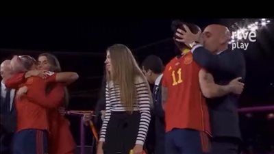 كأس العالم للسيدات 2023.. انتقادات حادة ومطالبات بإقالة رئيس الاتحاد الإسباني لكرة القدم بسب تقبيله لاعبه (فيديو)