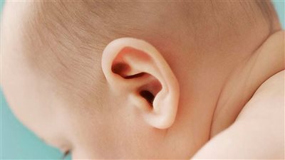 أسباب التهاب الأذن الوسطى عند الأطفال.. لماذا يرفض رضيعك الرضاعة؟
